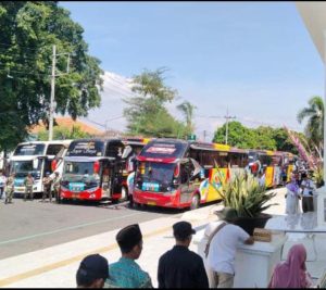 Bupati Situbondo Lepas  Rombongan Calon Jemaah Haji Situbondo Menuju Asrama Haji Surabaya