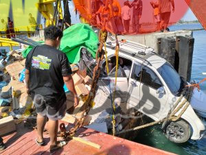 Personel Gabungan Evakuasi Toyota Rush Nyaris Jatuh ke Laut di Pelabuhan Jangkar