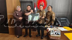 ADM Perhutani Bondowoso Berikan Piagam Penghargaan kepada Kejari Situbondo