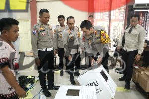 *Cooling System Pilkada, Kapolres Situbondo Beri Bantuan Sembako dan Life Jaket Saat Apel Bersama Nelayan*