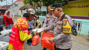 Dirbinmas Polda Jatim Bagikan Makan Siang Gratis, Apresiasi Warga Situbondo yang Sudah Nyoblos di TPS