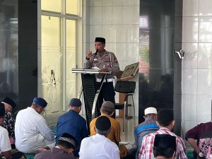 Jadi Khotib Sholat Jum;at, Anggota Satlantas Polres Situbondo Sampaikan Pesan Pilkada Damai