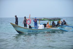 TNI Polri di Situbondo Kawal Distribusi Logistik Pilkada ke Daerah Terpencil Gunakan Perahu