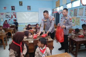 Senangnya Anak-Anak di SDN 3 Panji Kidul Saat Dibagikan Makan Pagi dan Susu Gratis oleh Polisi