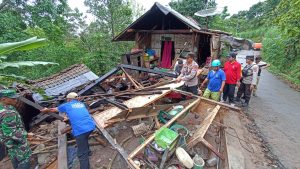 Material Longsor Timpa Rumah Warga di Desa Taman Sumbermalang