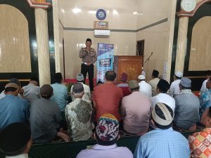 Polisi Jadi Khatib Shalat Jumat di Masjid Mujahidin Asembagus