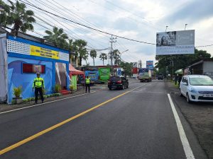 Pemantauan Arus Lalu Lintas dari Pos Operasi Lilin Semeru di Banyuglugur, Volume Kendaraan Meningkat Arus Lalu Lintas Lancar