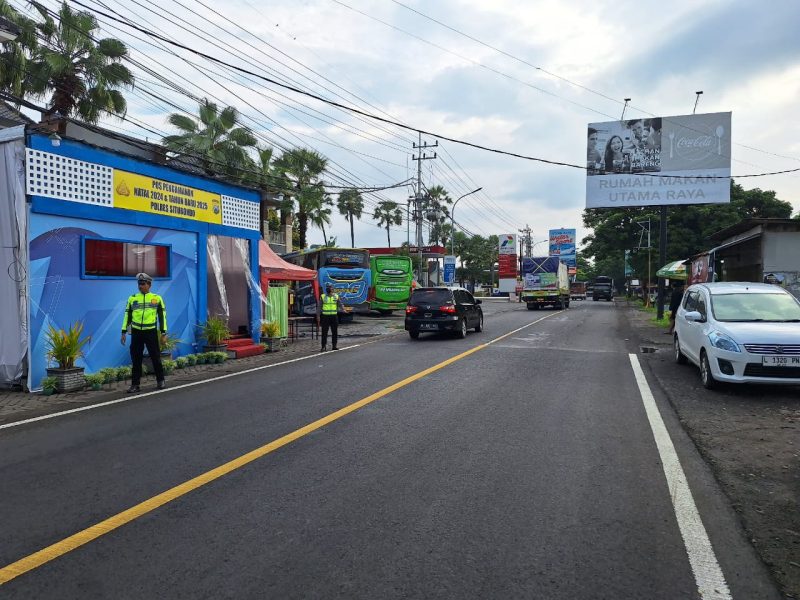 Pemantauan Arus Lalu Lintas dari Pos Operasi Lilin Semeru di Banyuglugur, Volume Kendaraan Meningkat Arus Lalu Lintas Lancar